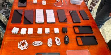 Noticias para migrantes Ecuatorianos Ocho teléfonos móviles decomisados en cárcel femenina de Cañar
