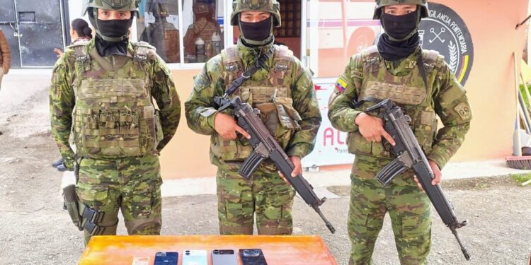 Noticias para migrantes Ecuatorianos Nuevo decomiso de celulares en cárcel de mujeres en Azogues