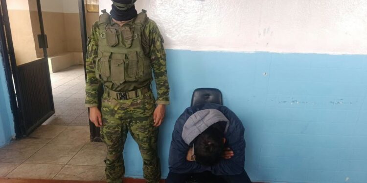 Noticias para migrantes Ecuatorianos Dos extranjeros aprehendidos con dinero y listado de préstamos