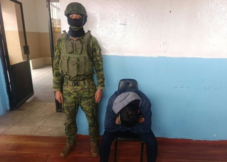 Noticias para migrantes Ecuatorianos Dos extranjeros aprehendidos con dinero y listado de préstamos