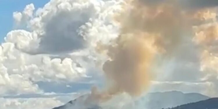 Noticias para migrantes Ecuatorianos Grave incendio forestal en cerro Pizhi, en Gualaceo