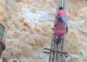 Noticias para migrantes Ecuatorianos Moradores de San Vicente, en El Carmen de Pijilí, en Azuay, cruzan peligroso río